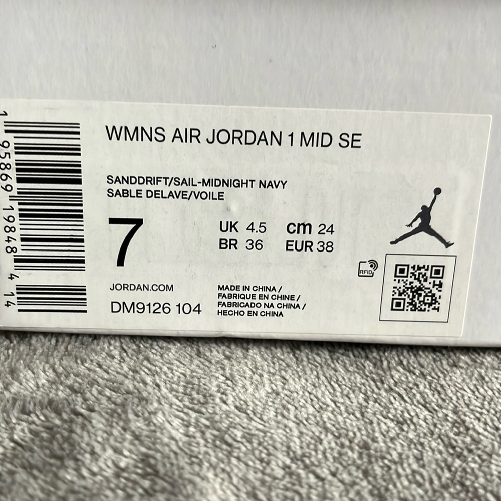 Women’s Air Jordan 1 MID SE, Size 7